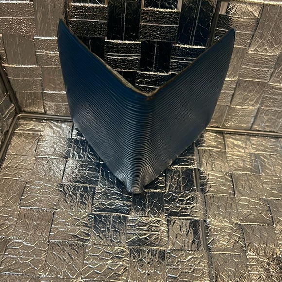 Authentic Louis Vuitton sapphire blue EPI bifold wallet - Picture 10 of 13